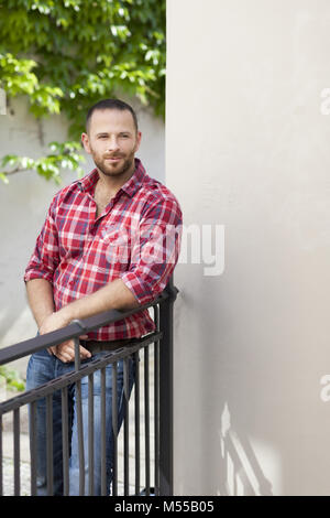 Barbuto uomo bello rilassarsi Foto Stock