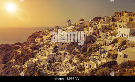 Tipica vista romantica a Oia Santorini Foto Stock