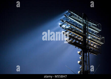 Torre faro acceso a uno stadio durante notturne. Foto Stock