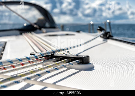 Linee su uno yacht a vela Foto Stock