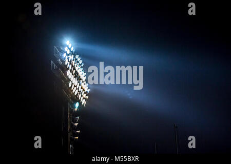 Torre faro acceso a uno stadio durante notturne. Foto Stock