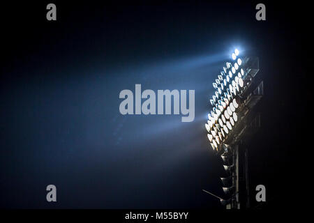 Torre faro acceso a uno stadio durante notturne. Foto Stock