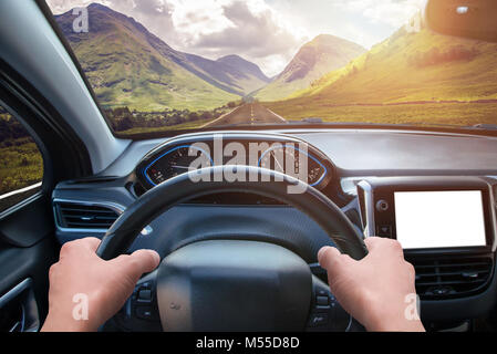 Navigazione in auto visualizzare mockup. Vista dal conducente. angolo Auto moderna interni. Foto Stock