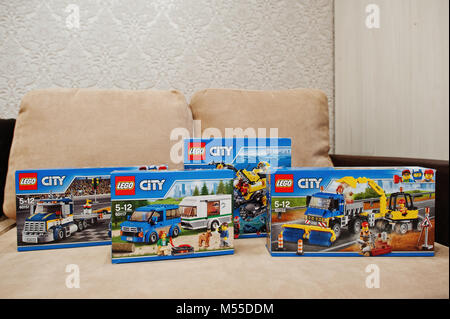 Hai, Ucraina - 08 January, 2017: close-up foto della città LEGO giocattoli in pacchetti per i bambini di tutte le età in camera. Foto Stock