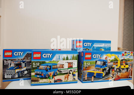 Hai, Ucraina - 08 January, 2017: close-up foto della città LEGO giocattoli in pacchetti per i bambini di tutte le età in camera. Foto Stock