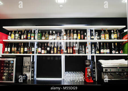 Hai, Ucraina - 08 February, 2018: Sheridan's di liquore al caffè e altri  alcol in bottiglia bevande sul tavolo lungo vuote con bicchieri di vino  Foto stock - Alamy