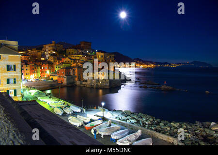Genova, Italia Novembre 14, 2016 - Genova Boccadasse di notte mentre si guarda la grande luna di Novembre 14, 2016 a Genova, Italia, Europa Foto Stock