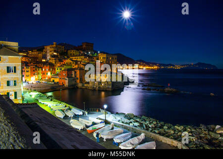 Genova, Italia Novembre 14, 2016 - Genova Boccadasse di notte mentre si guarda la grande luna di Novembre 14, 2016 a Genova, Italia, Europa Foto Stock