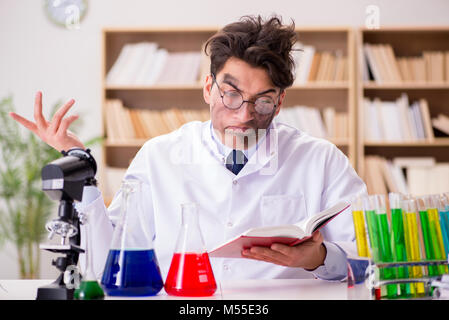 Mad scienziato pazzo Dottor fare esperimenti in laboratorio Foto Stock