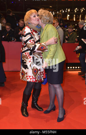 Berlino, Germania. 18 Febbraio, 2018. Claudia Roth e Monika Grütters frequentando il "Figlia mia figlia/del mio' premiere al 68esimo Festival Internazionale del Cinema di Berlino/Berlinale 2018 a Berlinale-Palast il 18 febbraio 2018 a Berlino, Germania. | Verwendung weltweit Credito: dpa/Alamy Live News Foto Stock