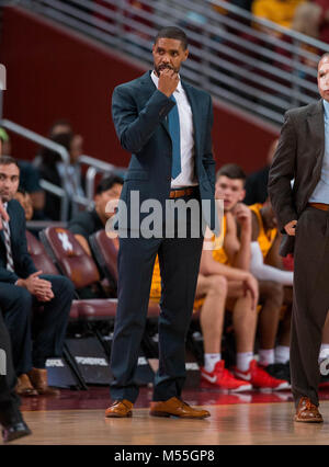 Los Angeles, CA, Stati Uniti d'America. Xvii Feb, 2018. USC assistant coach Jason Hart si affaccia su durante il gioco tra la Oregon State castori vs l'USC Trojans al Galen Center di Los Angeles, California. USC sconfitto Oregon State 72-59.(Credito: Juan Lainez/MarinMedia/Cal Sport Media) Credito: csm/Alamy Live News Foto Stock