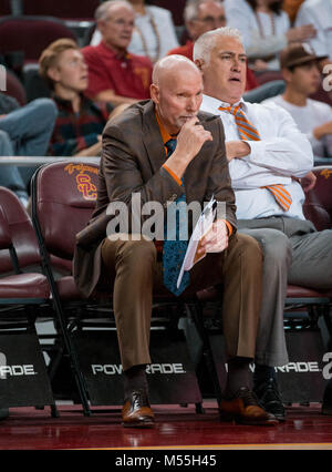 Los Angeles, CA, Stati Uniti d'America. Xvii Feb, 2018. Oregon State assistant coach Kerry Rupp guarda su durante il gioco tra la Oregon State castori vs l'USC Trojans al Galen Center di Los Angeles, California. USC sconfitto Oregon State 72-59.(Credito: Juan Lainez/MarinMedia/Cal Sport Media) Credito: csm/Alamy Live News Foto Stock