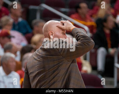 Los Angeles, CA, Stati Uniti d'America. Xvii Feb, 2018. Oregon State assistant coach Kerry Rupp guarda su durante il gioco tra la Oregon State castori vs l'USC Trojans al Galen Center di Los Angeles, California. USC sconfitto Oregon State 72-59.(Credito: Juan Lainez/MarinMedia/Cal Sport Media) Credito: csm/Alamy Live News Foto Stock