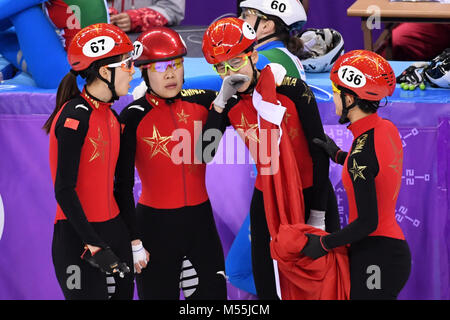 Pyeongchang, Corea del Sud. Xx Febbraio 2018. Membri del team di Cina reagire dopo la finitura ladies' 3000m relè finale di short track pattinaggio di velocità al 2018 PyeongChang Giochi Olimpici Invernali a Gangneung Ice Arena, Gangneung, Corea del Sud, il 20 febbraio, 2018. Credito: Ju Huanzong/Xinhua/Alamy Live News Foto Stock