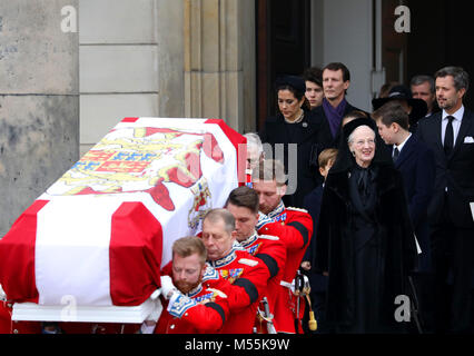 Copenhagen, Danimarca. Xx Febbraio 2018. La regina Margrethe di Danimarca, Crown Prince Frederik, Crown Princess Maria, principe cristiano e il Principe Joachim foglie a Palazzo Christiansborg Chiesa a Copenaghen, il 20 febbraio 2018, dopo la cremazione servizio di S.A.R. il Principe Henrik Credito: Albert Nieboer/Paesi Bassi OUT/point de vue · nessun filo servizio · Credito: Albert Nieboer/RoyalPress/dpa/Alamy Live News Foto Stock