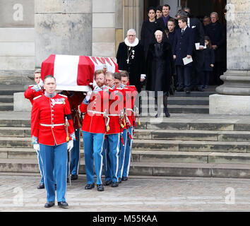 Copenhagen, Danimarca. Xx Febbraio 2018. La regina Margrethe di Danimarca, Crown Prince Frederik, Crown Princess Maria, principe cristiano, Principessa Isabella, principessa Marie e il Principe Joachim foglie a Palazzo Christiansborg Chiesa a Copenaghen, il 20 febbraio 2018, dopo la cremazione servizio di S.A.R. il Principe Henrik Credito: Albert Nieboer/Paesi Bassi OUT/point de vue · nessun filo servizio · Credito: Albert Nieboer/RoyalPress/dpa/Alamy Live News Foto Stock