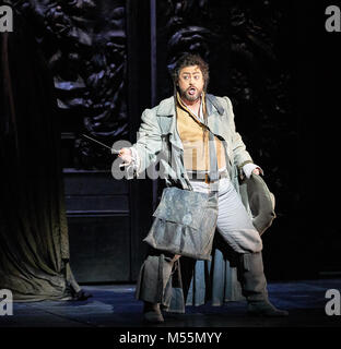 Cardiff, Galles. 19 Feb, 2018. Welsh National Opera presenta Don Giovanni. Leporello David Stout Credito: Thomas Bowles/Alamy Live News Foto Stock