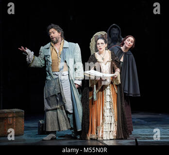 Cardiff, Galles. 19 Feb, 2018. Welsh National Opera presenta Don Giovanni. Leporello David Stout Donna Anna Emily Birsan Credito: Thomas Bowles/Alamy Live News Foto Stock