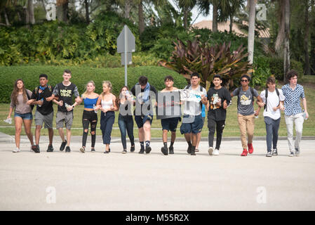 Il parco, Florida, Stati Uniti d'America. Xx Febbraio 2018. Gli studenti di West Boca di alta scuola in Boca Raton, Fla. arriva a Marjory Stoneman Douglas High School nel parco, dopo aver camminato fuori dalle loro aule a marzo 12 miglia in solidarietà con i loro amici a Marjory Stoneman Douglas. Credito: Orit Ben-Ezzer/ZUMA filo/Alamy Live News Foto Stock