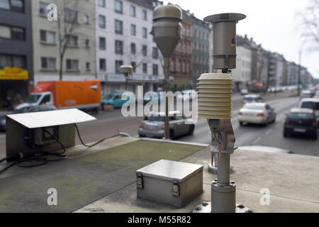 19 febbraio 2018, Germania, Duesseldorf: macchine passano sensori per misure in aria nella Corneliusstrasse. Il Tribunale amministrativo federale di Lipsia sta negoziando circa un eventuale divieto di vetture diesel. Le sentenze dei tribunali amministrativi di Stoccarda e Dusseldorf sono in fase di revisione. I tribunali avevano costretto i comuni a diventare più attivi nella lotta per l'aria pulita - e non esclude il divieto di importazione di autovetture diesel. Foto: Federico Gambarini/dpa Foto Stock