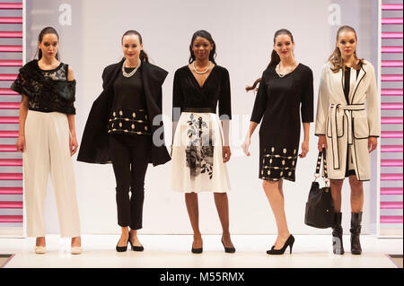 La moda di indossare i modelli in bianco e nero di progetti su La donna passerella per sfilate di moda. Il commercio fashion show ran 18th-20th Febbraio 2018 al NEC di Birmingham, UK. Tendenze chiave evidenziati per l'Autunno/Inverno 2018 incluso e rosso borgogna, spesso in combinazione con il nero e un grande ritorno per leopard stampa. Tre distinti sulle passerelle, Moda le direzioni, Moda Gent e moda donna, ha avuto luogo ogni giorno. Credito: Antony ortica/Alamy Live News Foto Stock