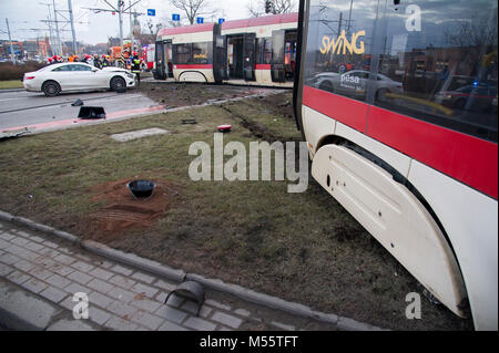 Gdansk, Polonia. Xx febbraio 2018. È deragliato in tram in cetre di Danzica, Polonia. Xx febbraio 2018. La fermata del tram run off le sue rotaie e colpire la vettura, tre persone sono state leggermente ferite © Wojciech Strozyk / Alamy Live News Foto Stock