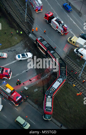 Gdansk, Polonia. Xx febbraio 2018. È deragliato in tram in cetre di Danzica, Polonia. Xx febbraio 2018. La fermata del tram run off le sue rotaie e colpire la vettura, tre persone sono state leggermente ferite © Wojciech Strozyk / Alamy Live News Foto Stock