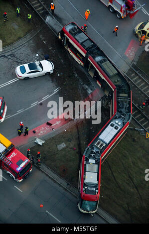 Gdansk, Polonia. Xx febbraio 2018. È deragliato in tram in cetre di Danzica, Polonia. Xx febbraio 2018. La fermata del tram run off le sue rotaie e colpire la vettura, tre persone sono state leggermente ferite © Wojciech Strozyk / Alamy Live News Foto Stock