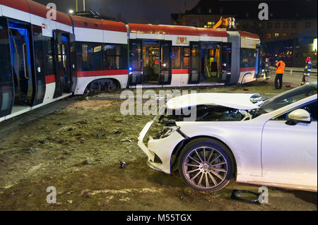 Gdansk, Polonia. Xx febbraio 2018. È deragliato in tram in cetre di Danzica, Polonia. Xx febbraio 2018. La fermata del tram run off le sue rotaie e colpire la vettura, tre persone sono state leggermente ferite © Wojciech Strozyk / Alamy Live News Foto Stock