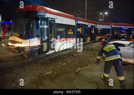 Gdansk, Polonia. Xx febbraio 2018. Vigili del fuoco ripulire il pasticcio dopo il tram derailmet nel centro di Danzica, Polonia. Xx febbraio 2018. La fermata del tram run off le sue rotaie e colpire la vettura, tre persone sono state leggermente ferite © Wojciech Strozyk / Alamy Live News Foto Stock