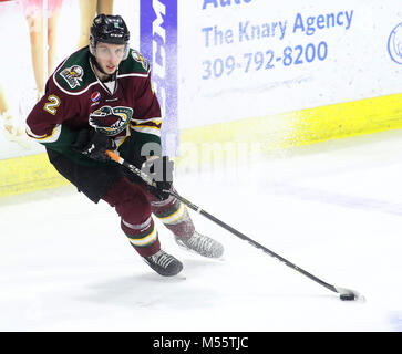 Moline, Iowa, USA. 18 Febbraio, 2018. Quad-City Mallard's Kuqali Alexander contro la Toledo walleye, Domenica, 18 febbraio 2018, durante il secondo periodo di azione al centro TaxSlayer di Moline. Credito: John Schultz/Quad-City volte/ZUMA filo/Alamy Live News Foto Stock
