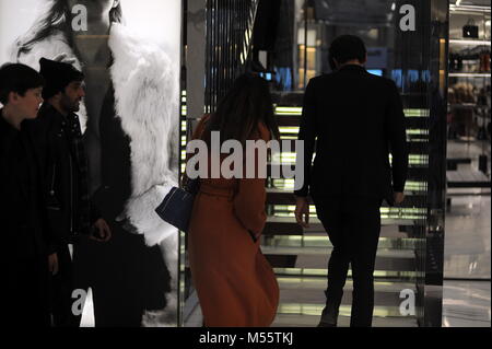 Milano, Belen Rodriguez shopping downtown con Andrea Iannone Belen Rodriguez arriva nel centro cittadino con il suo fidanzato Andrea Iannone, e dopo aver parcheggiato la loro potente vettura immettere la boutique di 'Saint LAURENT'. Il loro shopping dura quasi un ora e mezza, e talvolta entrambi Iannone e Belen vieni giù e andare a controllare come è il piccolo SANTIAGO che lo ha lasciato da solo in auto! Dopo la finitura shopping, Belen e Iannone, che si copre il viso per non essere fotografati, arrivare in auto ma si arresta dopo pochi metri e andare giù questa volta tutti insieme per andare al ALESSANDRO MARTORANA showroom in Via Della Spig Foto Stock