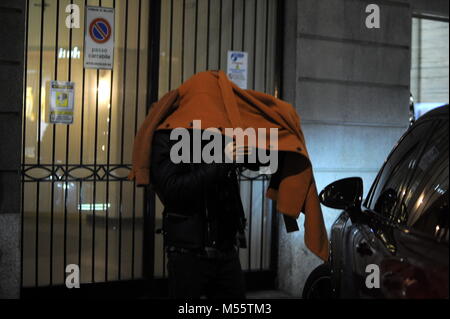 Milano, Belen Rodriguez shopping downtown con Andrea Iannone Belen Rodriguez arriva nel centro cittadino con il suo fidanzato Andrea Iannone, e dopo aver parcheggiato la loro potente vettura immettere la boutique di 'Saint LAURENT'. Il loro shopping dura quasi un ora e mezza, e talvolta entrambi Iannone e Belen vieni giù e andare a controllare come è il piccolo SANTIAGO che lo ha lasciato da solo in auto! Dopo la finitura shopping, Belen e Iannone, che si copre il viso per non essere fotografati, arrivare in auto ma si arresta dopo pochi metri e andare giù questa volta tutti insieme per andare al ALESSANDRO MARTORANA showroom in Via Della Spig Foto Stock