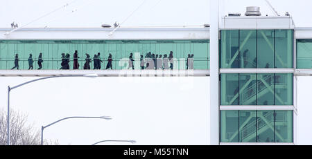 Davenport, Iowa, USA. Xvii Feb, 2018. I membri di Quad-City Hash House Harriers, il pirata sporco capitolo, un gruppo noto come ''drinking club con un problema in esecuzione'', attraversa il ponticello del cielo e giù i passaggi in LeClaire Park sul loro modo al loro primo arresto, sabato 17 febbraio, 2018, durante l'Ottava annuale Vestito Rosso Esegui evento di beneficenza a Davenport. Credito: John Schultz/Quad-City volte/ZUMA filo/Alamy Live News Foto Stock