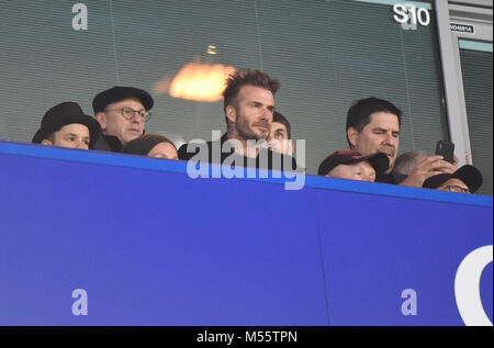 Londra, Regno Unito. Xx Febbraio 2018. David Beckham orologi durante la UEFA Champions League Round di 16 prima gamba match tra Chelsea e Barcellona a Stamford Bridge il 20 febbraio 2018 a Londra, Inghilterra. Credito: Immagini di PHC/Alamy Live News Foto Stock