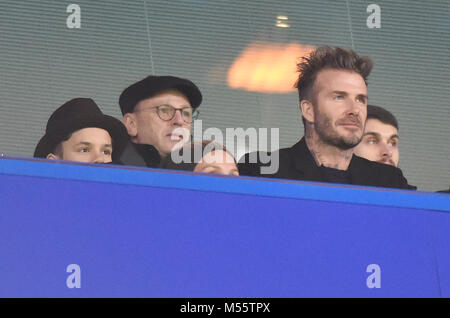 Londra, Regno Unito. Xx Febbraio 2018. David Beckham orologi durante la UEFA Champions League Round di 16 prima gamba match tra Chelsea e Barcellona a Stamford Bridge il 20 febbraio 2018 a Londra, Inghilterra. Credito: Immagini di PHC/Alamy Live News Foto Stock