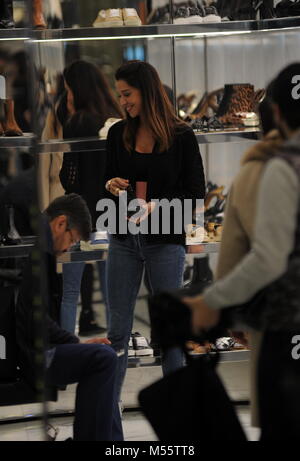 Milano, Belen Rodriguez shopping downtown con Andrea Iannone Belen Rodriguez arriva nel centro cittadino con il suo fidanzato Andrea Iannone, e dopo aver parcheggiato la loro potente vettura immettere la boutique di 'Saint LAURENT'. Il loro shopping dura quasi un ora e mezza, e talvolta entrambi Iannone e Belen vieni giù e andare a controllare come è il piccolo SANTIAGO che lo ha lasciato da solo in auto! Dopo la finitura shopping, Belen e Iannone, che si copre il viso per non essere fotografati, arrivare in auto ma si arresta dopo pochi metri e andare giù questa volta tutti insieme per andare al ALESSANDRO MARTORANA showroom in Via Della Spig Foto Stock
