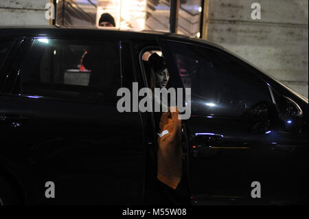 Milano, Belen Rodriguez shopping downtown con Andrea Iannone Belen Rodriguez arriva nel centro cittadino con il suo fidanzato Andrea Iannone, e dopo aver parcheggiato la loro potente vettura immettere la boutique di 'Saint LAURENT'. Il loro shopping dura quasi un ora e mezza, e talvolta entrambi Iannone e Belen vieni giù e andare a controllare come è il piccolo SANTIAGO che ha lasciato da solo in auto! Dopo la finitura shopping, Belen e Iannone, che si copre il viso per non essere fotografati, arrivare in auto ma si arresta dopo pochi metri e andare giù questa volta tutti insieme per andare al ALESSANDRO MARTORANA showroom in Via della Spiga Foto Stock