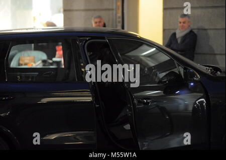 Milano, Belen Rodriguez shopping downtown con Andrea Iannone Belen Rodriguez arriva nel centro cittadino con il suo fidanzato Andrea Iannone, e dopo aver parcheggiato la loro potente vettura immettere la boutique di 'Saint LAURENT'. Il loro shopping dura quasi un ora e mezza, e talvolta entrambi Iannone e Belen vieni giù e andare a controllare come è il piccolo SANTIAGO che lo ha lasciato da solo in auto! Dopo la finitura shopping, Belen e Iannone, che si copre il viso per non essere fotografati, arrivare in auto ma si arresta dopo pochi metri e andare giù questa volta tutti insieme per andare al ALESSANDRO MARTORANA showroom in Via Della Spig Foto Stock