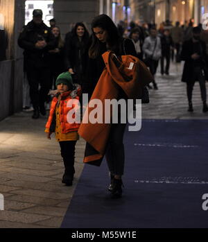 Milano, Belen Rodriguez shopping downtown con Andrea Iannone Belen Rodriguez arriva nel centro cittadino con il suo fidanzato Andrea Iannone, e dopo aver parcheggiato la loro potente vettura immettere la boutique di 'Saint LAURENT'. Il loro shopping dura quasi un ora e mezza, e talvolta entrambi Iannone e Belen vieni giù e andare a controllare come è il piccolo SANTIAGO che ha lasciato da solo in auto! Dopo la finitura shopping, Belen e Iannone, che si copre il viso per non essere fotografati, arrivare in auto ma si arresta dopo pochi metri e andare giù questa volta tutti insieme per andare al ALESSANDRO MARTORANA showroom in Via della Spiga Foto Stock