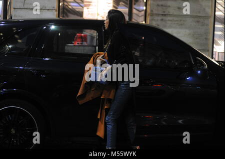 Milano, Belen Rodriguez shopping downtown con Andrea Iannone Belen Rodriguez arriva nel centro cittadino con il suo fidanzato Andrea Iannone, e dopo aver parcheggiato la loro potente vettura immettere la boutique di 'Saint LAURENT'. Il loro shopping dura quasi un ora e mezza, e talvolta entrambi Iannone e Belen vieni giù e andare a controllare come è il piccolo SANTIAGO che lo ha lasciato da solo in auto! Dopo la finitura shopping, Belen e Iannone, che si copre il viso per non essere fotografati, arrivare in auto ma si arresta dopo pochi metri e andare giù questa volta tutti insieme per andare al ALESSANDRO MARTORANA showroom in Via Della Spig Foto Stock