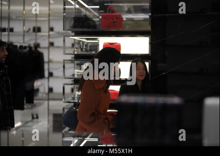 Milano, Belen Rodriguez shopping downtown con Andrea Iannone Belen Rodriguez arriva nel centro cittadino con il suo fidanzato Andrea Iannone, e dopo aver parcheggiato la loro potente vettura immettere la boutique di 'Saint LAURENT'. Il loro shopping dura quasi un ora e mezza, e talvolta entrambi Iannone e Belen vieni giù e andare a controllare come è il piccolo SANTIAGO che lo ha lasciato da solo in auto! Dopo la finitura shopping, Belen e Iannone, che si copre il viso per non essere fotografati, arrivare in auto ma si arresta dopo pochi metri e andare giù questa volta tutti insieme per andare al ALESSANDRO MARTORANA showroom in Via Della Spig Foto Stock