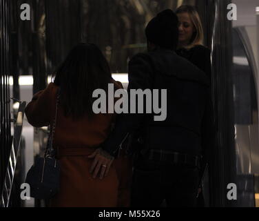 Milano, Belen Rodriguez shopping downtown con Andrea Iannone Belen Rodriguez arriva nel centro cittadino con il suo fidanzato Andrea Iannone, e dopo aver parcheggiato la loro potente vettura immettere la boutique di 'Saint LAURENT'. Il loro shopping dura quasi un ora e mezza, e talvolta entrambi Iannone e Belen vieni giù e andare a controllare come è il piccolo SANTIAGO che lo ha lasciato da solo in auto! Dopo la finitura shopping, Belen e Iannone, che si copre il viso per non essere fotografati, arrivare in auto ma si arresta dopo pochi metri e andare giù questa volta tutti insieme per andare al ALESSANDRO MARTORANA showroom in Via Della Spig Foto Stock