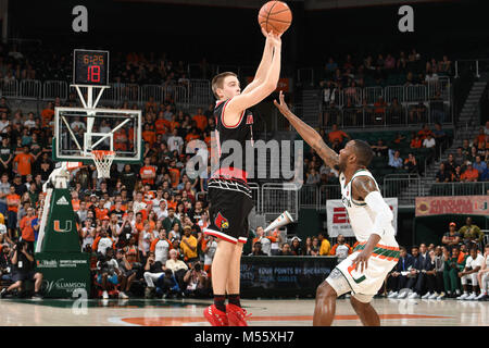 Coral Gables, Florida, Stati Uniti d'America. 24 gen 2018. Ryan McMahon #30 di Louisville in azione durante il NCAA pallacanestro tra gli uragani di Miami e il Louisville Cardinali in Coral Gables, Florida. Il 'Canes sconfitto i Cardinali 78-75. Credito: csm/Alamy Live News Foto Stock