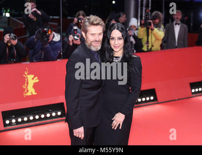 Berlino, Germania. Xx Febbraio 2018. Attore Willem Dafoe (L), vincitore del titolo onorario Orso d oro per il premio Lifetime Achievement, pone per le foto con la moglie Giada Colagrande sul tappeto rosso prima della cerimonia di premiazione durante il 68esimo Festival Internazionale del Cinema di Berlino, a Berlino, la capitale della Germania, il 20 febbraio, 2018. Credito: Shan Yuqi/Xinhua/Alamy Live News Foto Stock