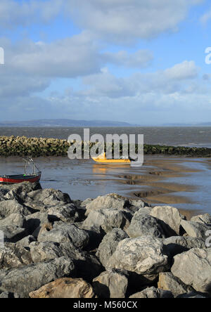 Vista della baia di Morecambe e imbarcazioni a bassa marea dal molo di pietra, Morecambe, Lancashire, Regno Unito Foto Stock