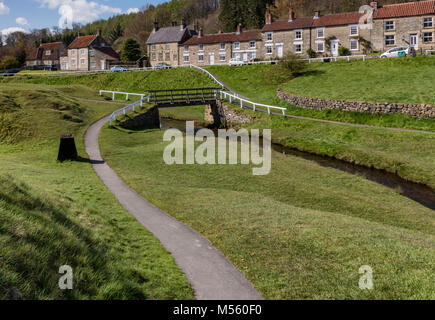 Hutton Beck che corrono attraverso il villaggio di Hutton Le Hole Foto Stock