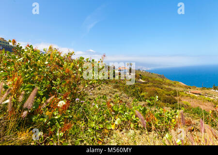 Costa nord est dell'isola di Tenerife con El vulcano Teide Foto Stock