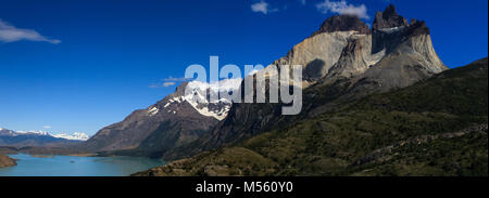 Una vista panoramica del lago Nordenskjöld e montagne del Parco Nazionale di Torres del Paine Patagonia. Con alcuni ghiacciai aggrappate alle montagne. Foto Stock