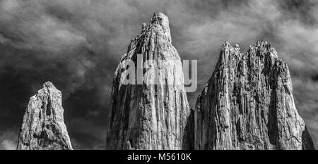 Le famose tre torri di granito del Parco Nazionale Torres del Paine, preso dal Mirador Torres Del Paine Foto Stock